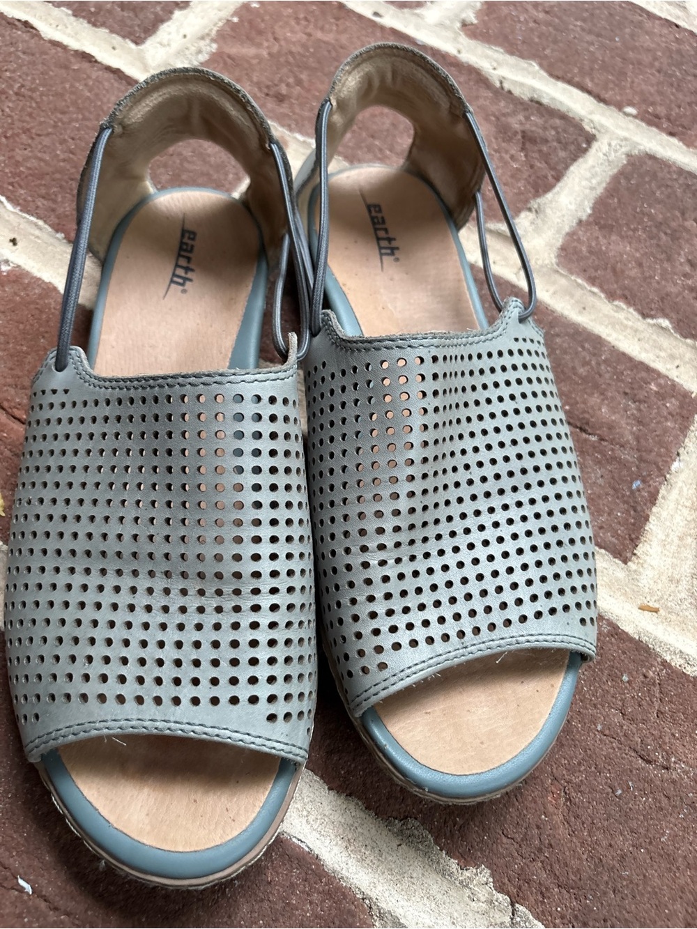 LIKE NEW Earth shoe Women's Perforated Slingback Sandals Shelly in light blue